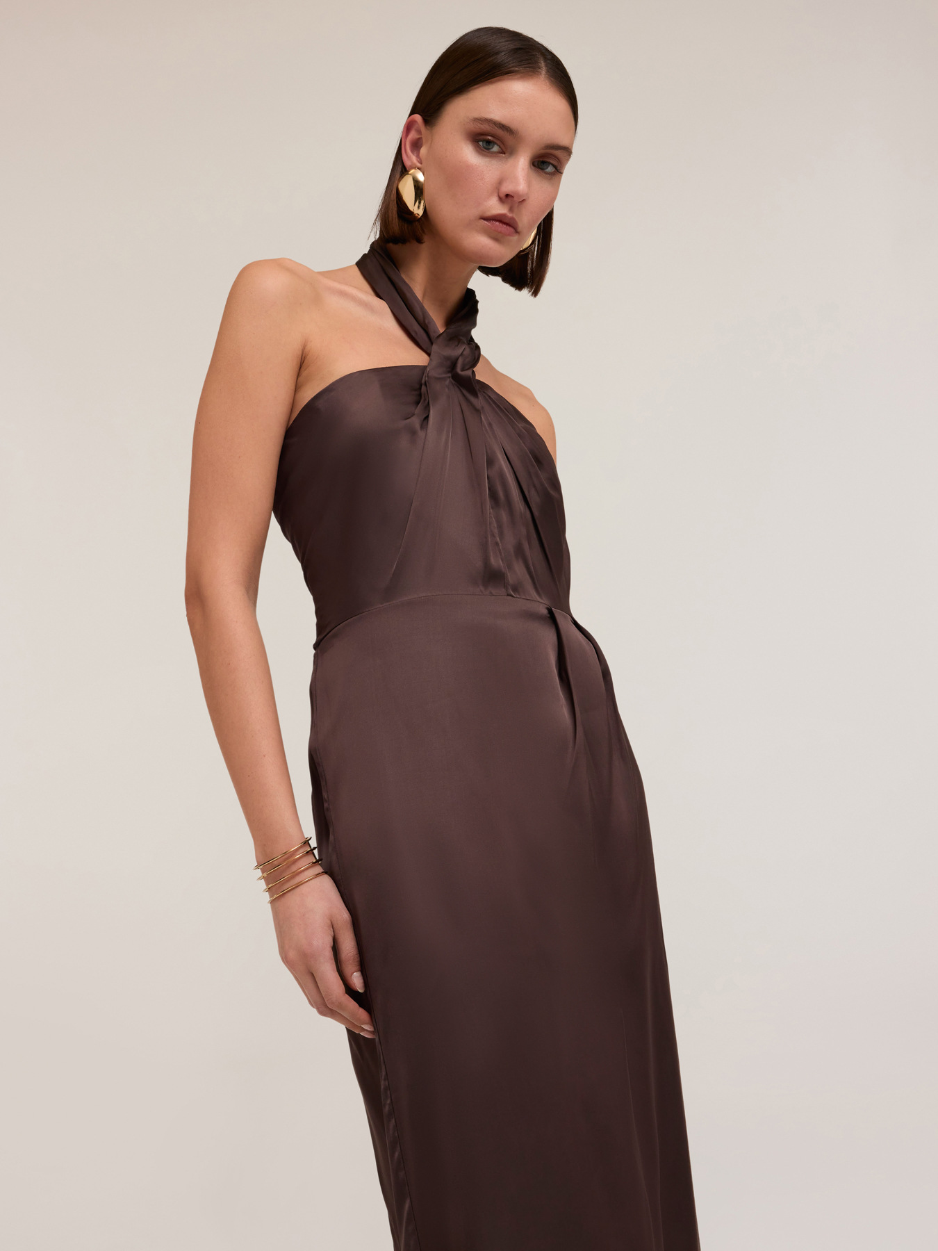 Robe &agrave; encolure am&eacute;ricaine en satin brillant image number 2