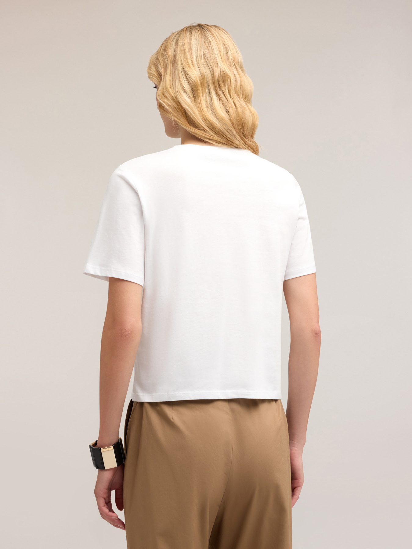 Camiseta con broche en forma de mariposa image number 1