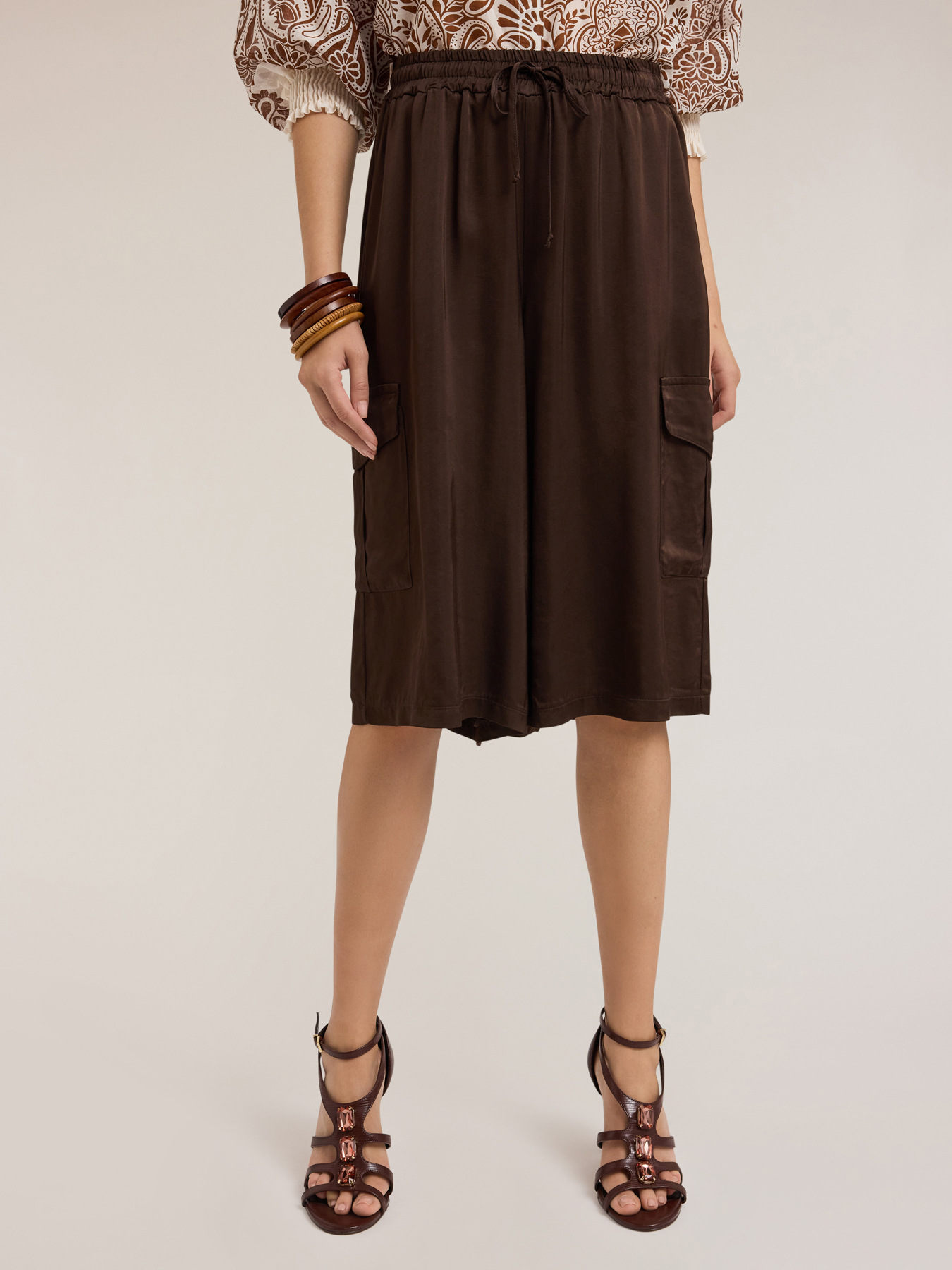 Bermudas con bolsillos cargo image number 2