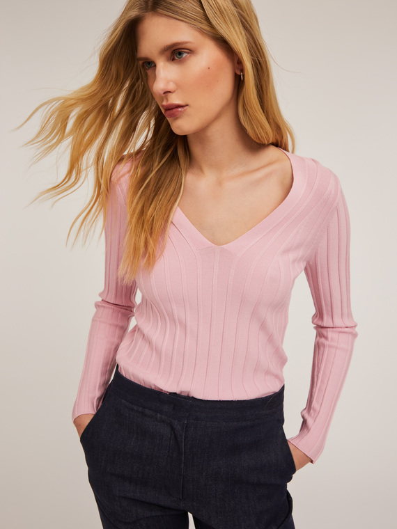 Maglia a coste tridimensionali scollo a v
