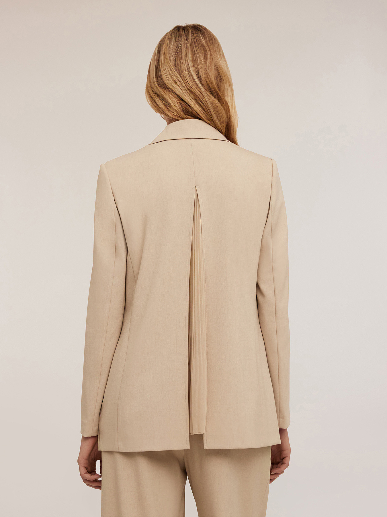Blazer doppiopetto con pliss&eacute; posteriore image number 1