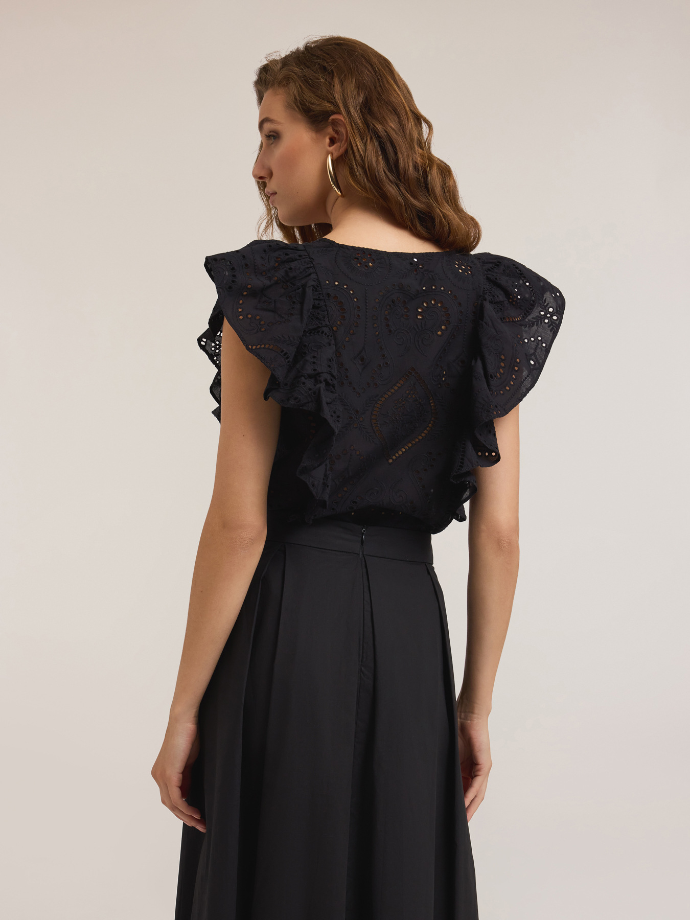 Blusa de encaje ingl&eacute;s con volante image number 1