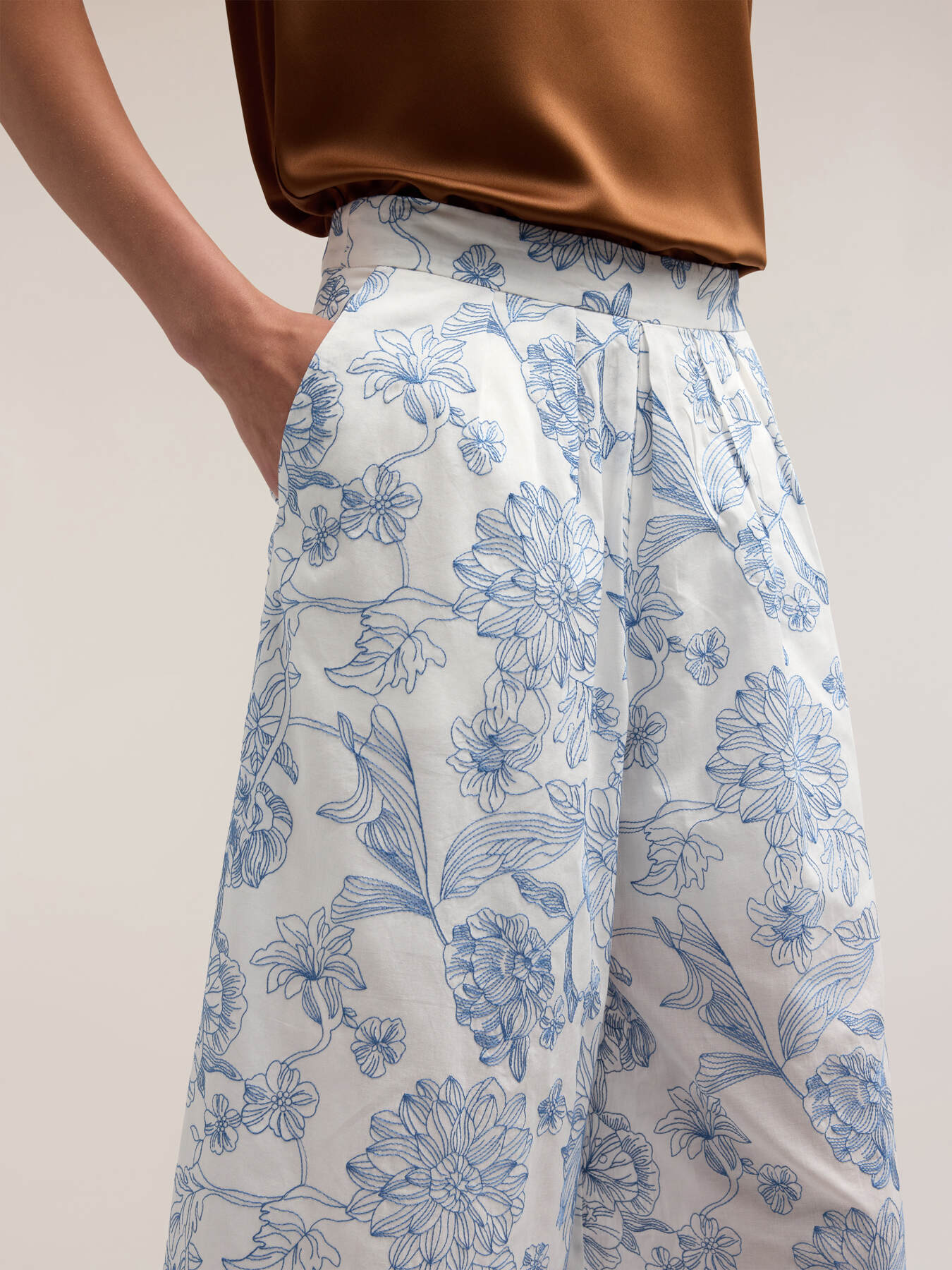 Cropped-Hose aus Baumwolle mit Blumenstickerei image number 2