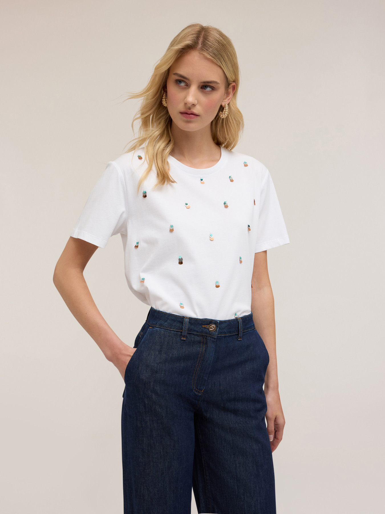 T-shirt con maxi paillettes ricamate image number 2