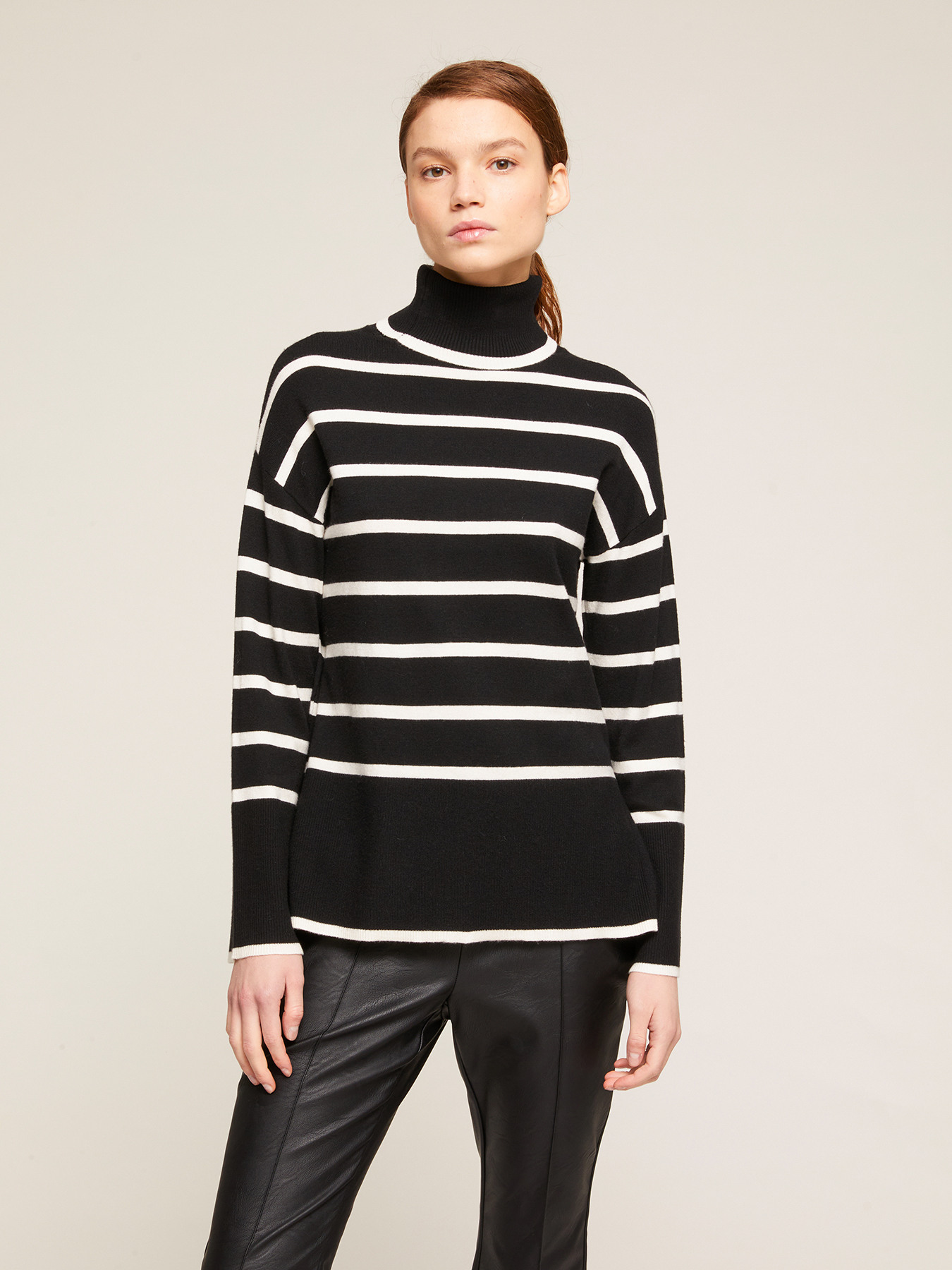 Dolcevita boxy in maglia a righe image number 2