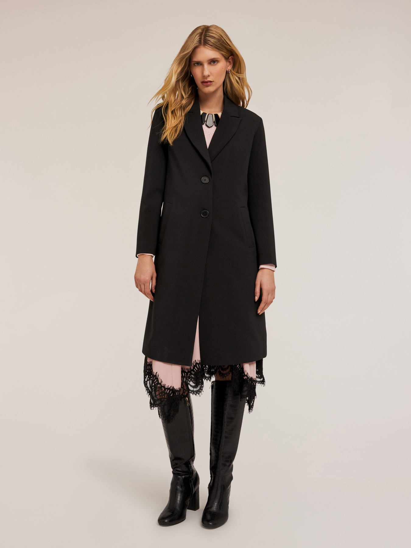 Abrigo de botonadura simple en tejido crep&eacute; image number 3