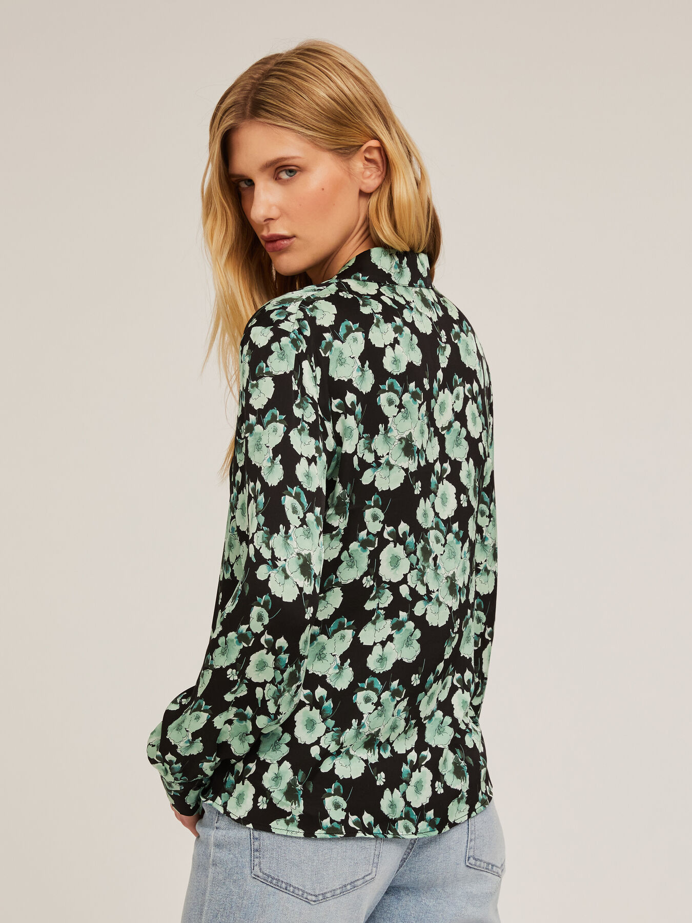 Camisa de raso con estampado de flores image number 1