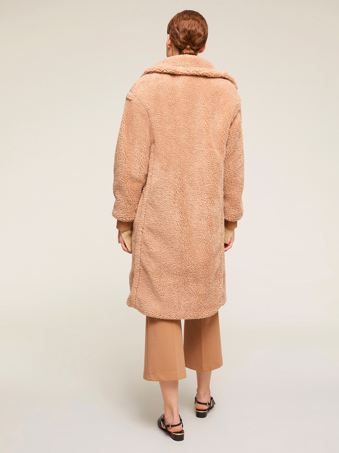 Abrigo de doble botonadura en pa&ntilde;o efecto teddy image number 1