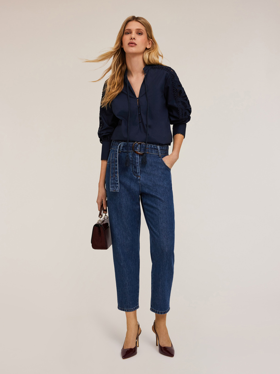 Blusa in popeline con maniche ricamate