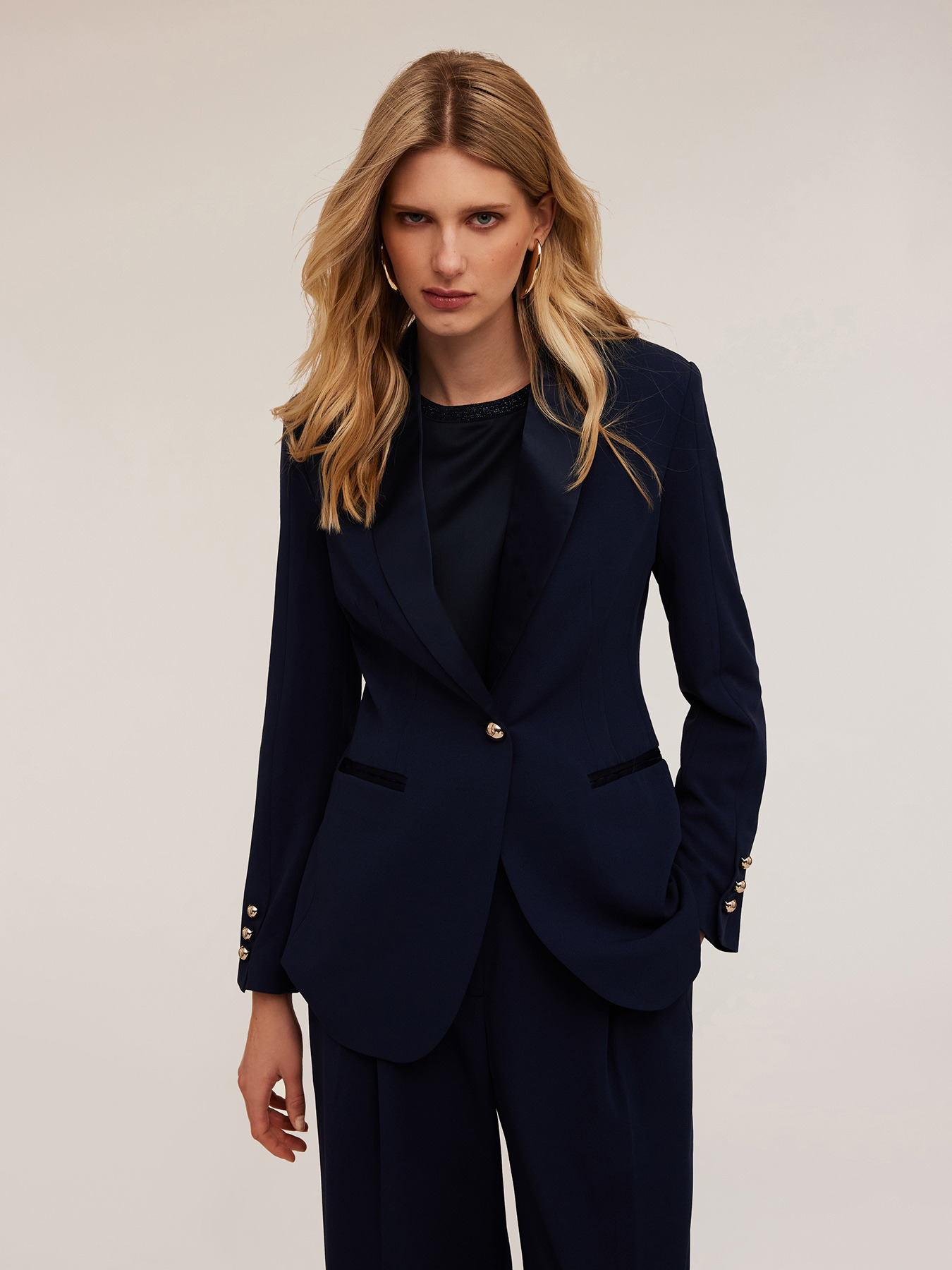 Chaqueta con botonadura simple y aplicaciones de raso image number 2