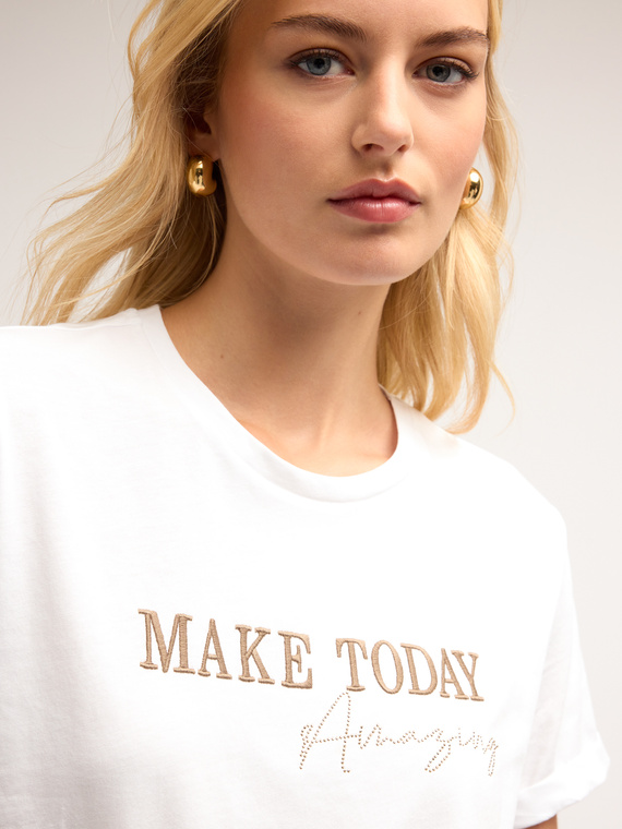 T-shirt boxy con scritta ricamata