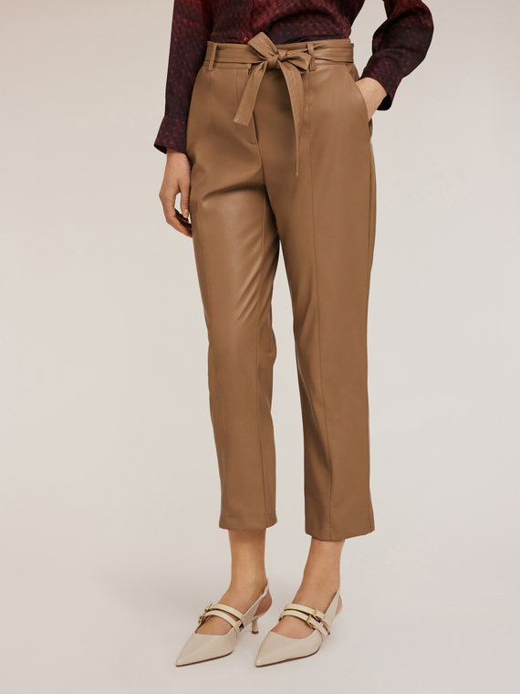Pantaloni con cintura in tessuto spalmato