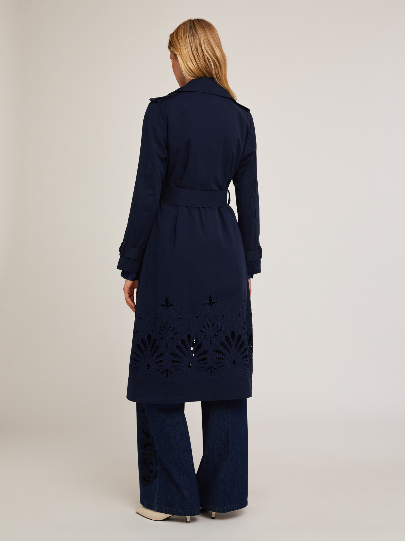 Zweireihiger Trenchcoat aus technischem Gewebe mit Stickerei image number 1