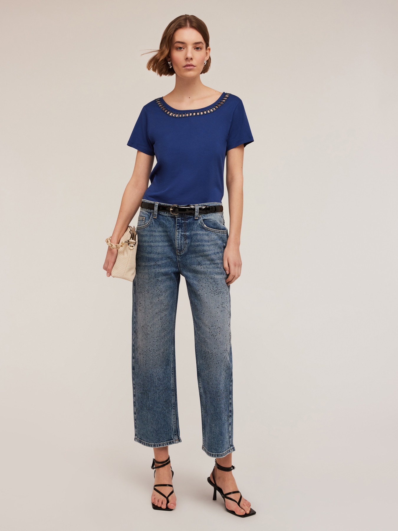 Camiseta con escote bordado image number 2