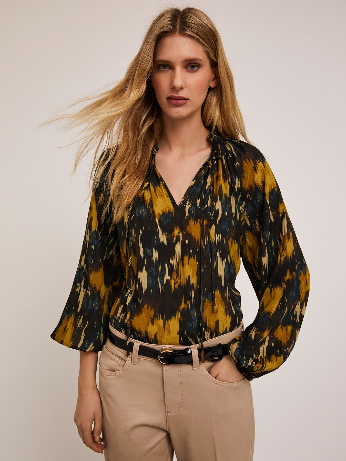 Blusa estampada de crep&eacute; image number 2