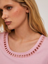 Camiseta con escote bordado image number 2
