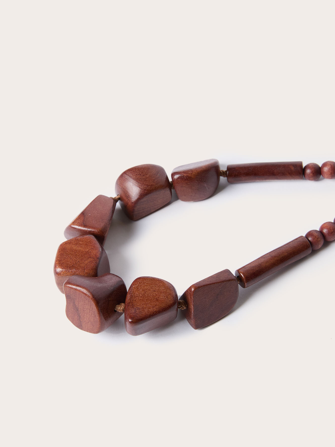 Collana girocollo con perline in legno image number 2