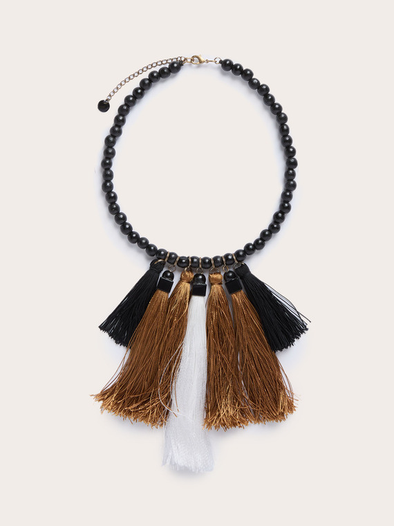 Collana girocollo con perline in legno e pendenti a nappe