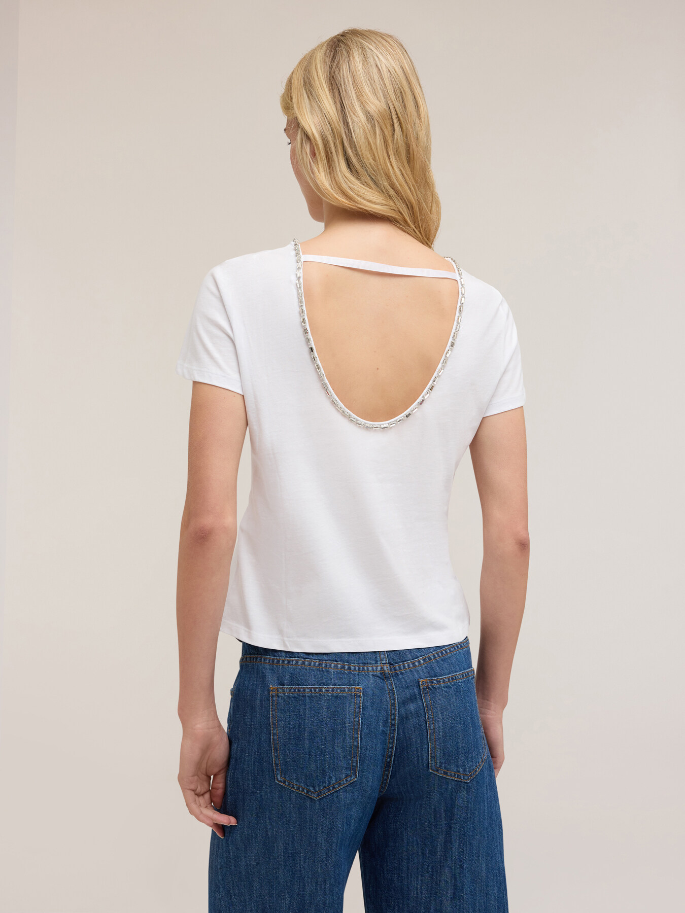 Camiseta con escote en la espalda y piedras image number 1