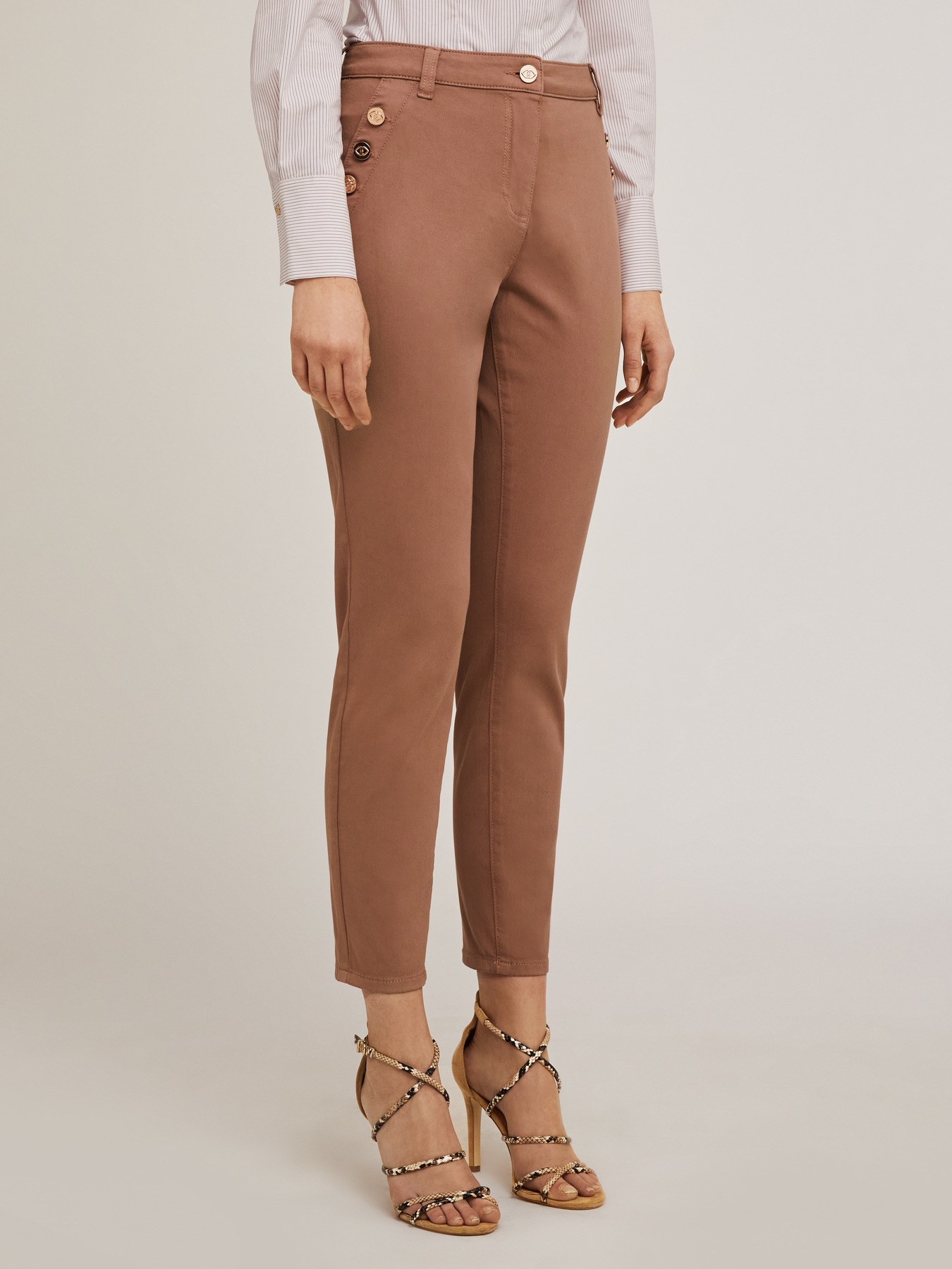 Pantalon regular avec des boutons m&eacute;talliques image number 2