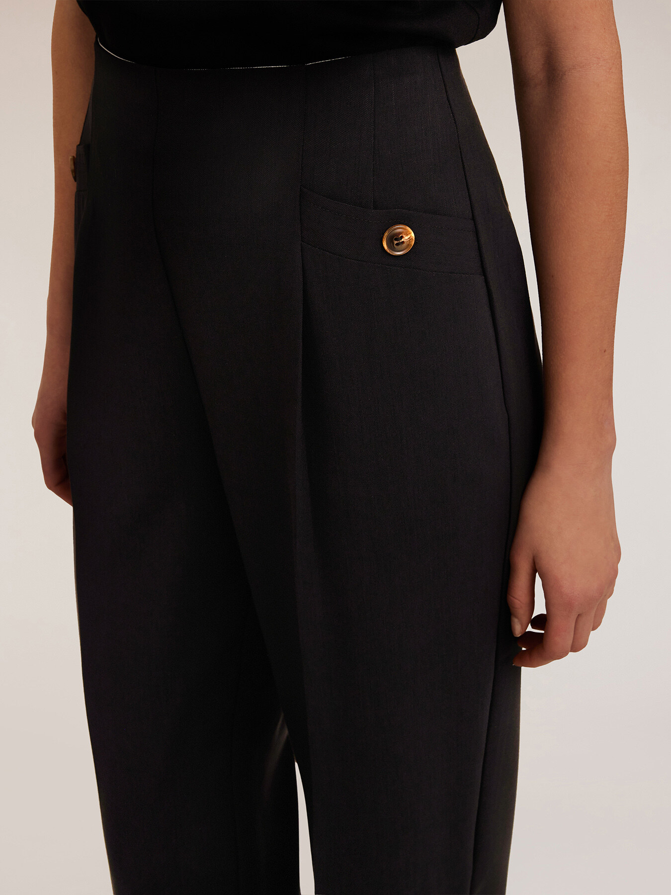 Pantal&oacute;n corte zanahoria con vuelta image number 3