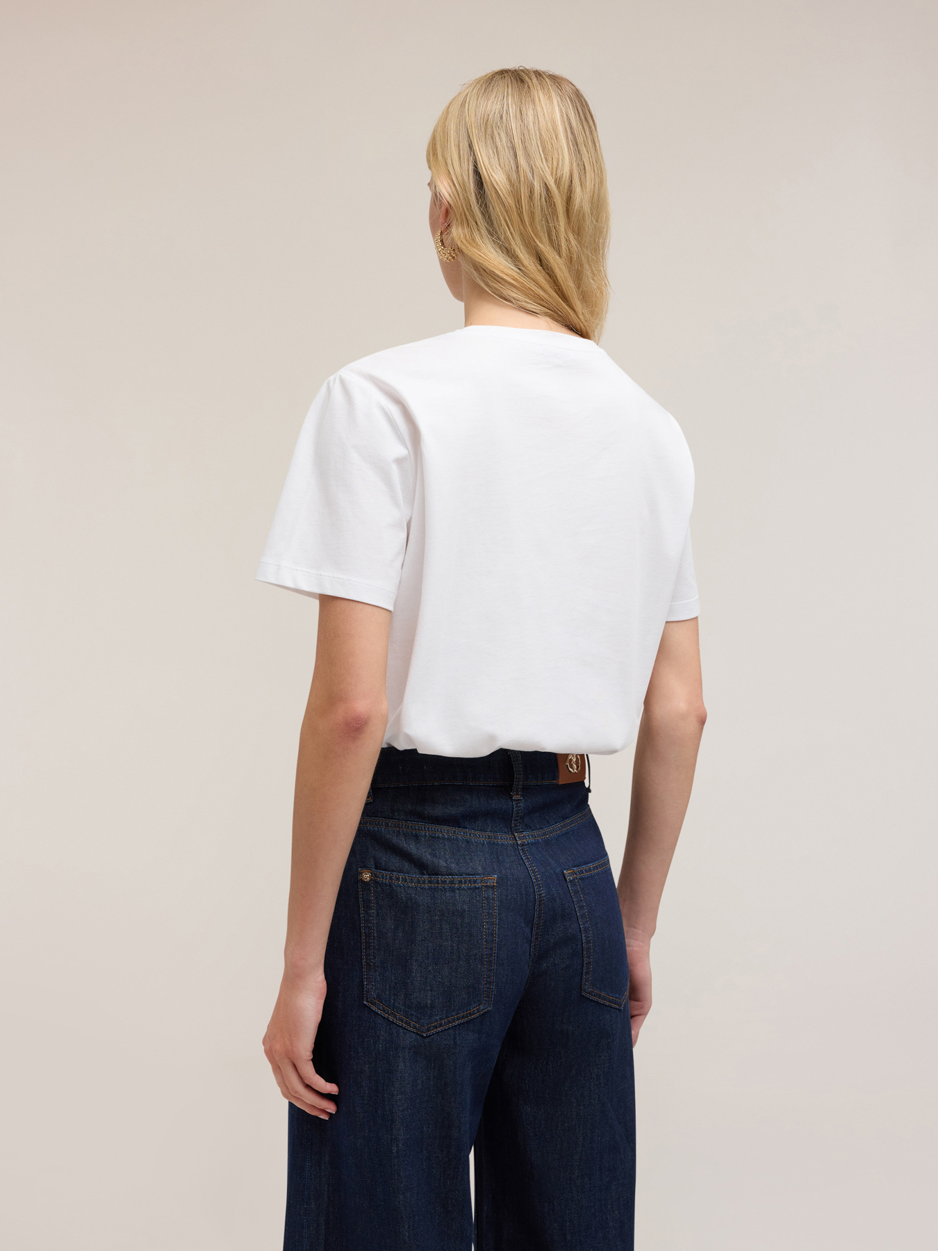 T-shirt con maxi paillettes ricamate image number 1