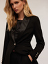 Chaqueta con botonadura simple y aplicaciones de raso image number 3