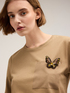 Camiseta con broche en forma de mariposa image number 0