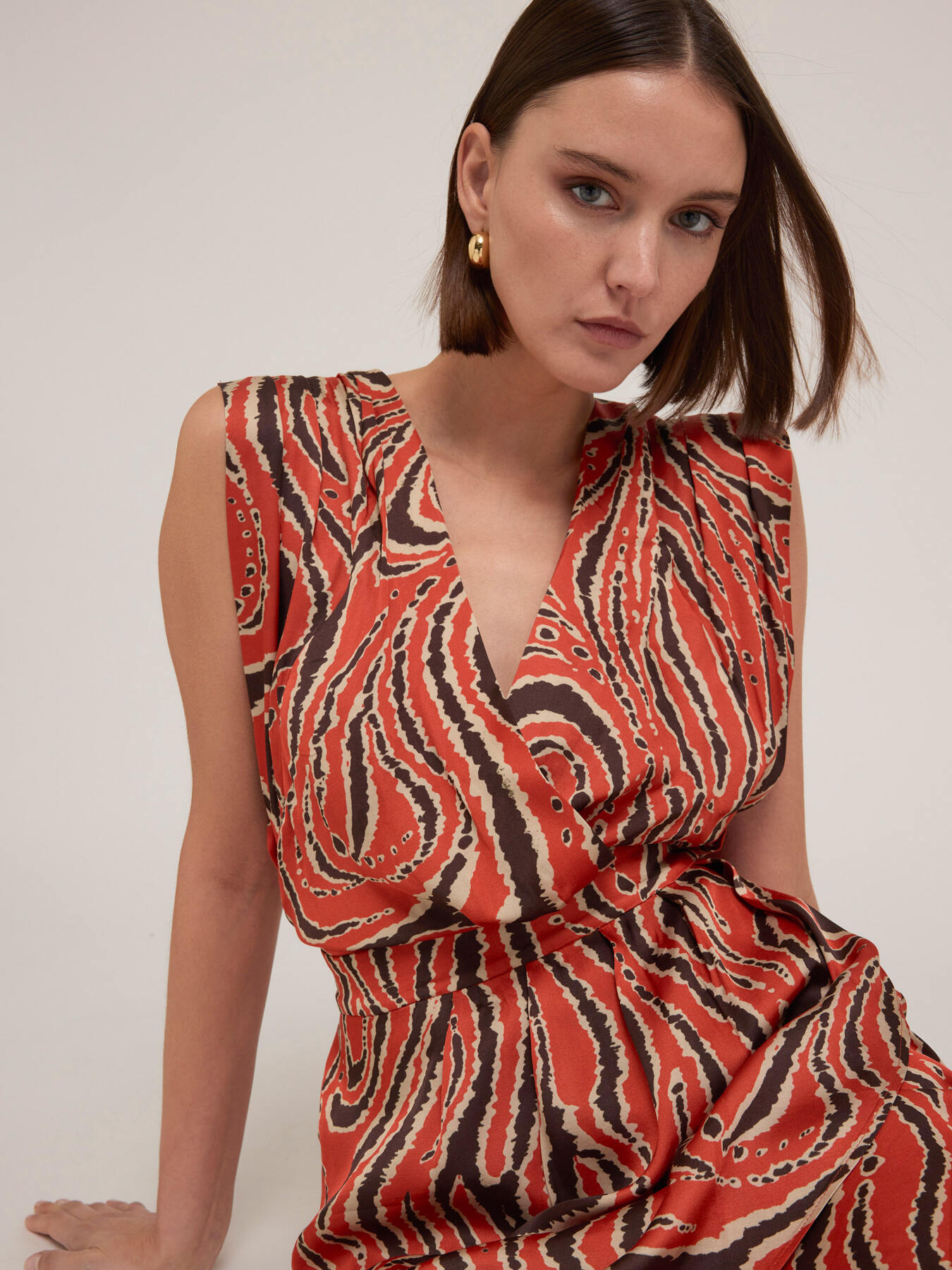 Vestido corto cruzado de raso estampado image number 3