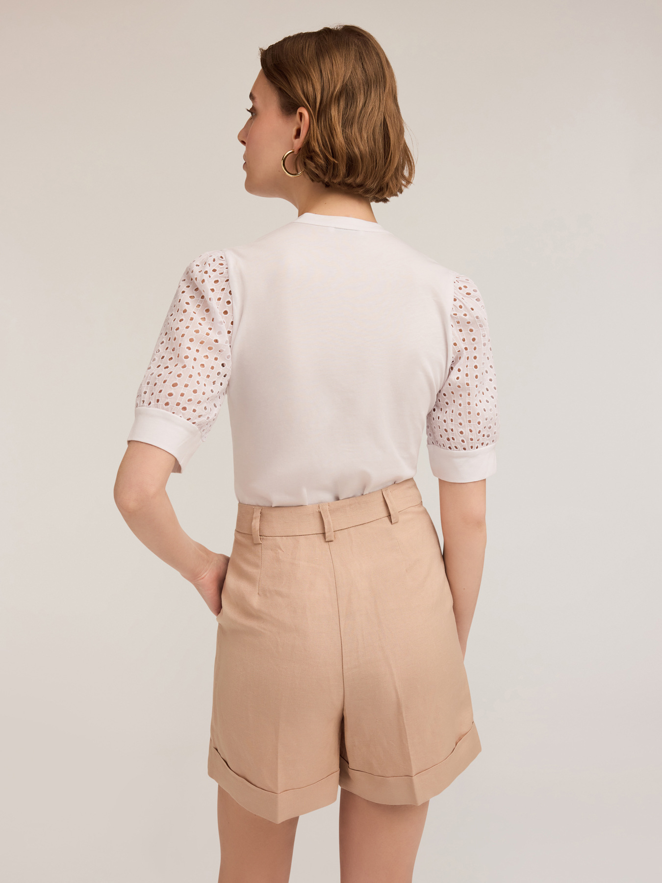 T-Shirt Ausschnitt mit sichtbaren Kn&ouml;pfen und &Auml;rmeln aus St. Galler-Spitze image number 1