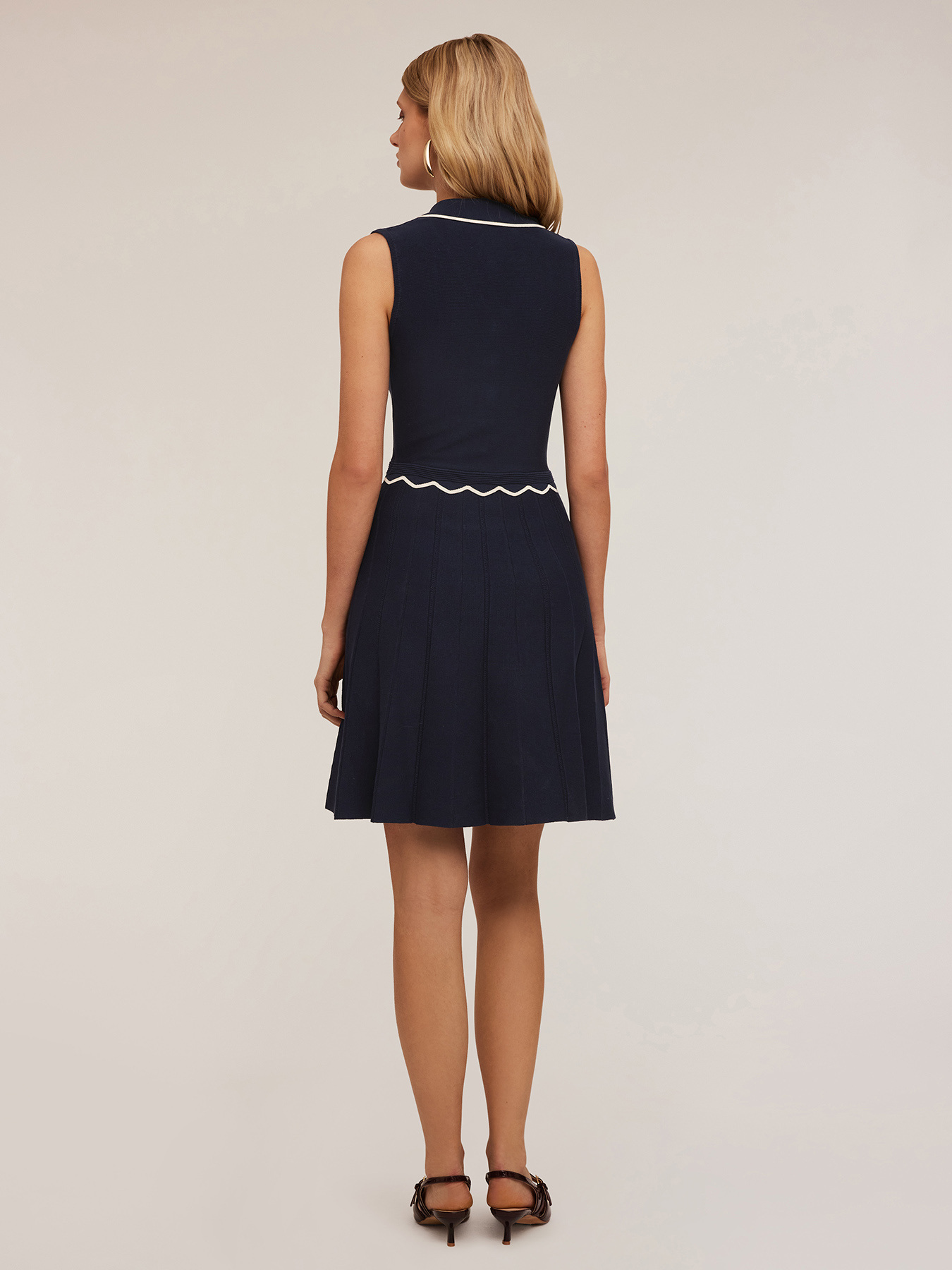 Short knit dress with contrasting colour profiles image number 1
