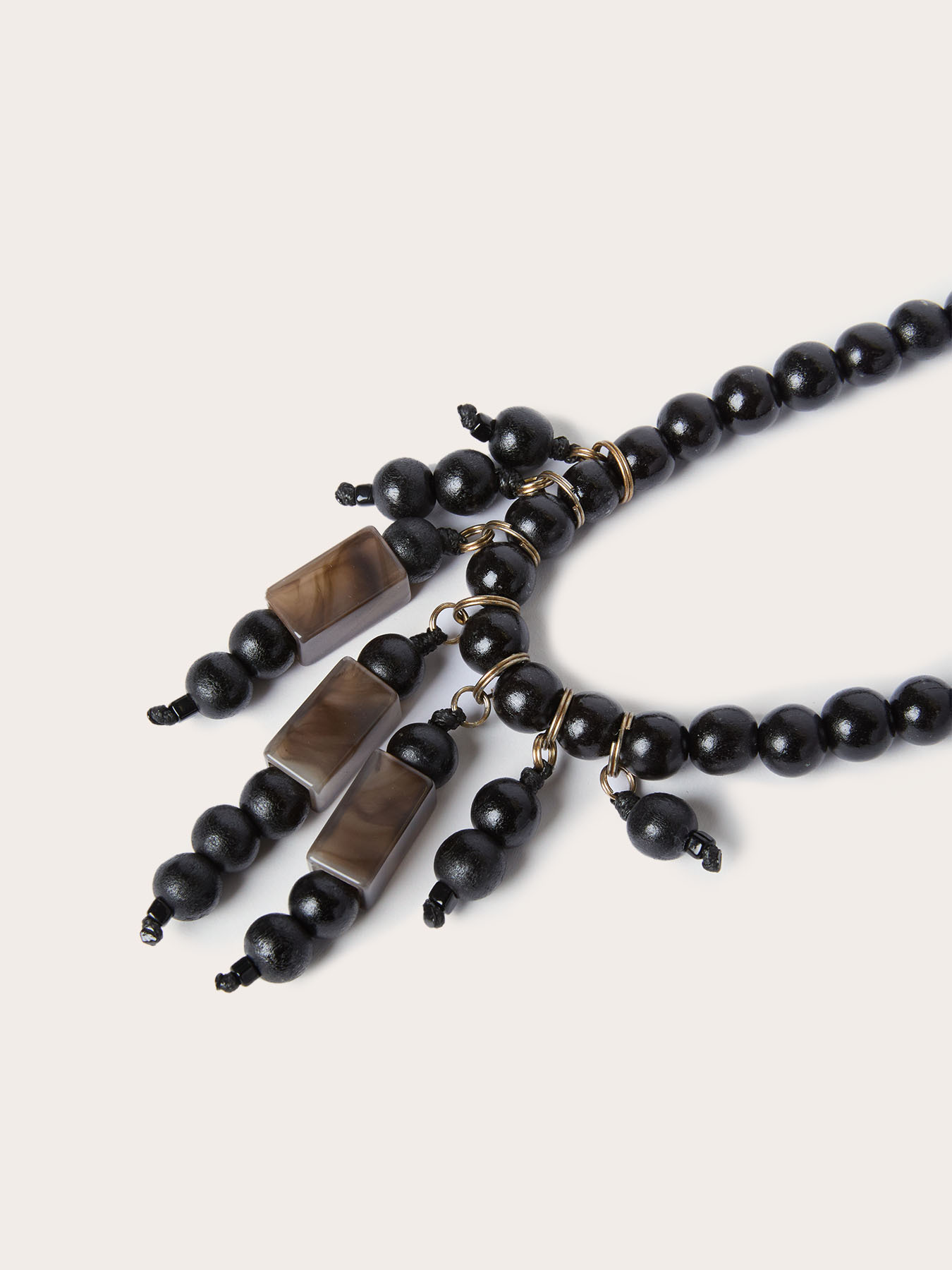 Collana girocollo con perline in legno e pendenti image number 2