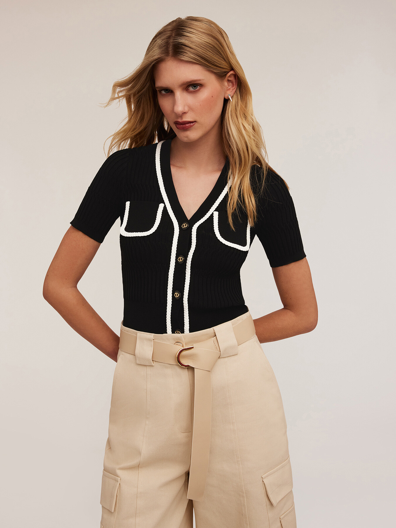 Gerippter Pullover mit Zopfmuster an den Kanten image number 2