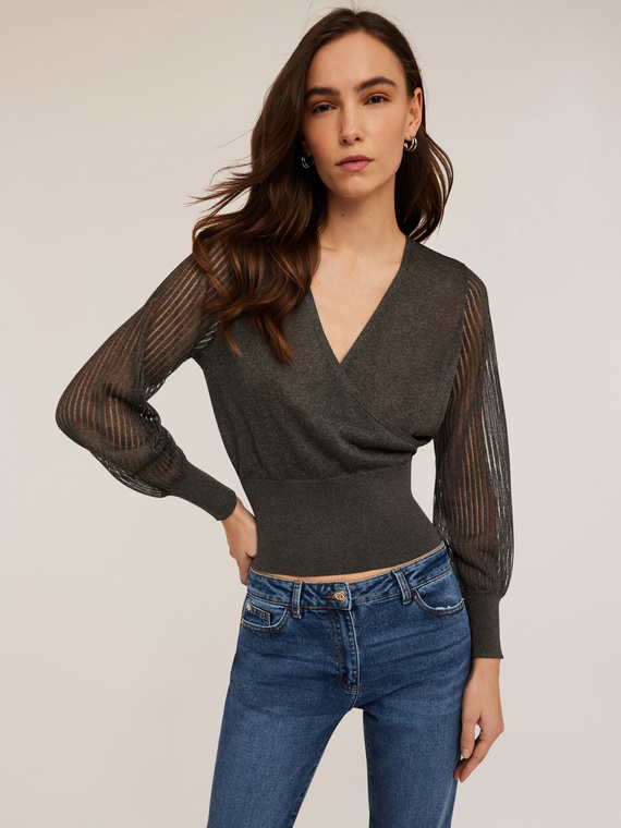 Maglia con incrocio e maniche traforate