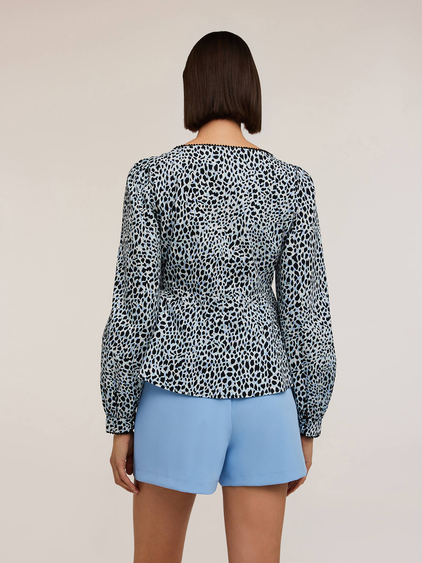 Top peplo maniche lunghe fantasia animalier image number 1