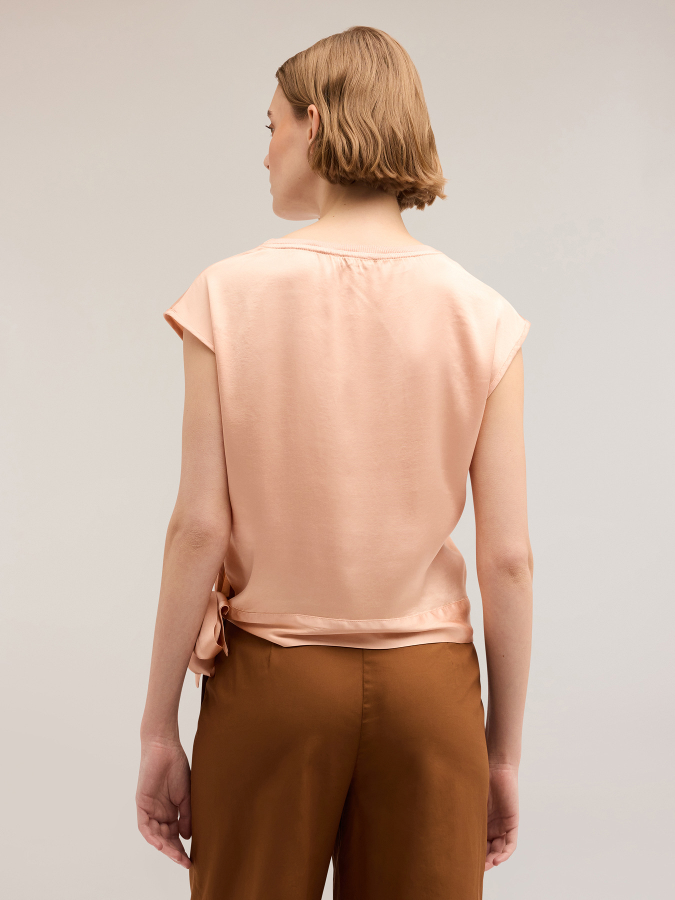 Blusa in raso con nodo image number 1