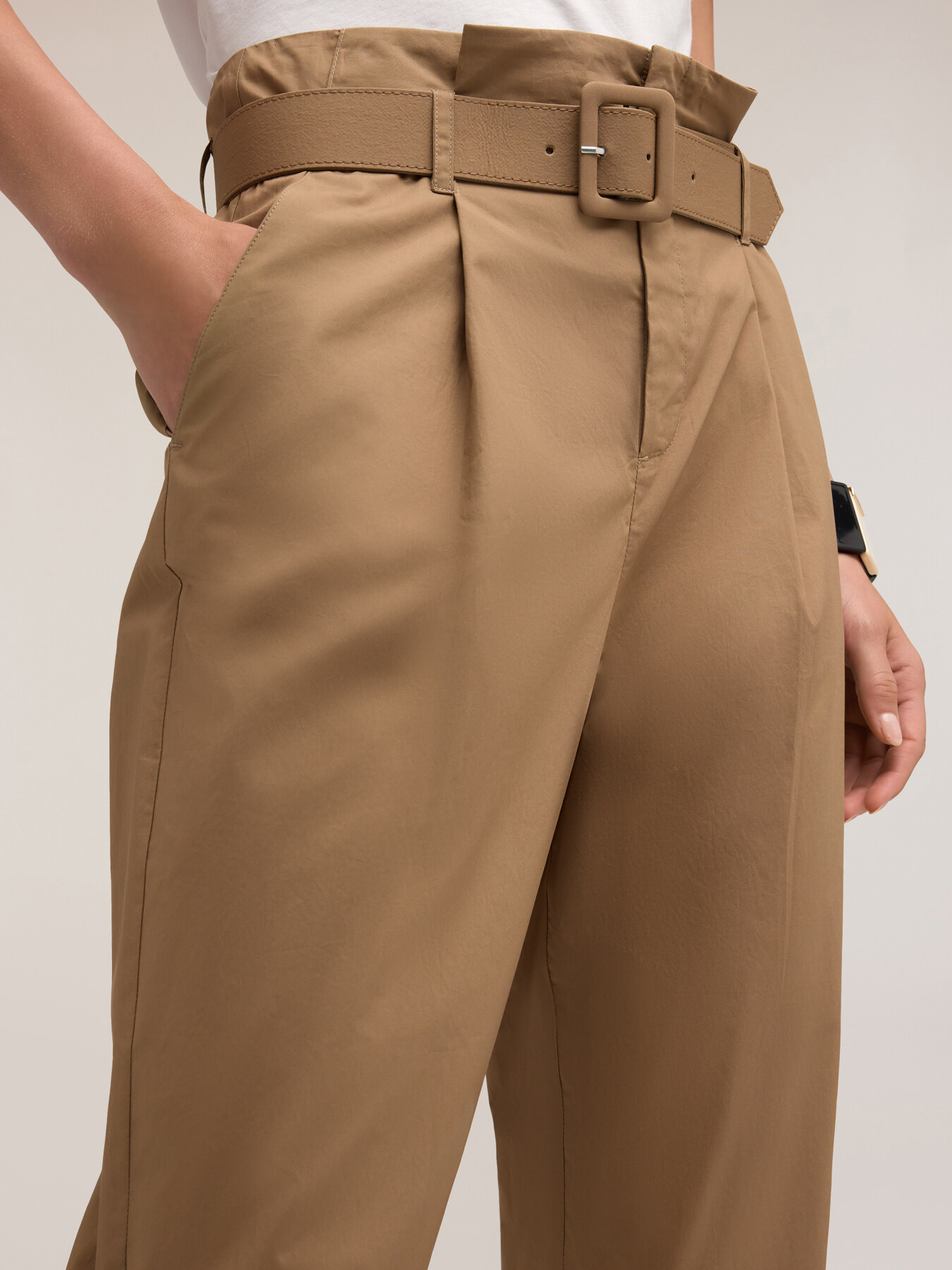 Pantalones chinos barrel leg image number 3