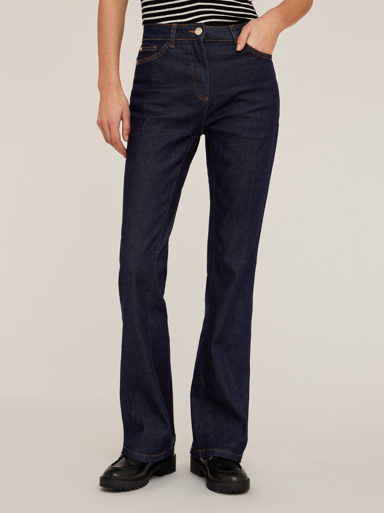 Arizona bootleg jeans image number 2