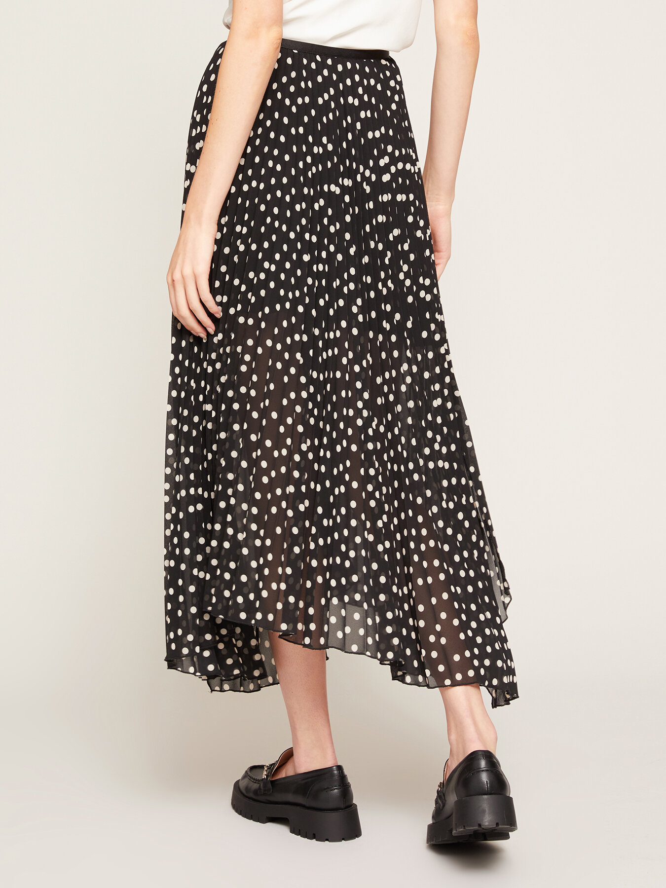 Pleated skirt with polka dot pattern image number 1