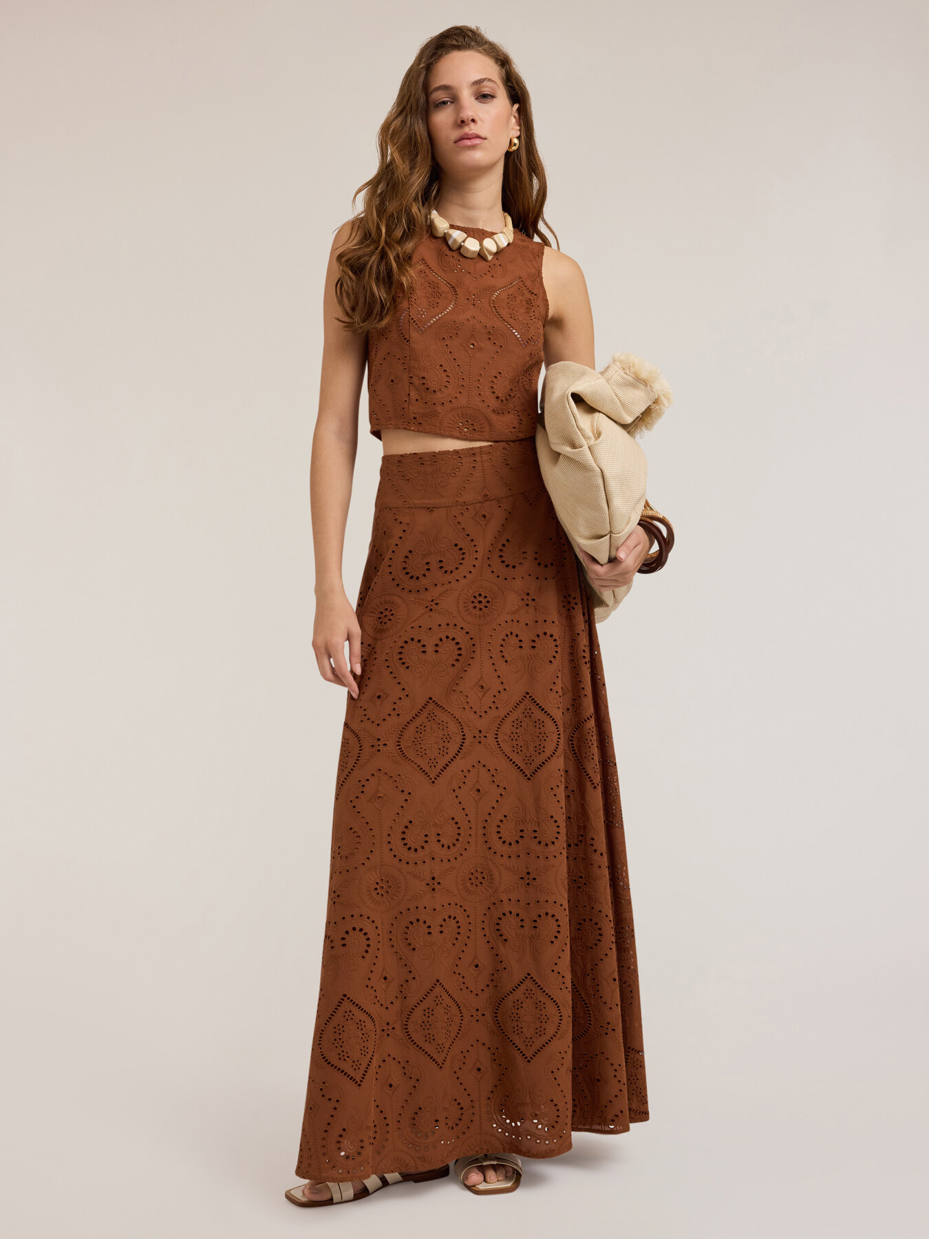 Langes Kleid aus Lochstickerei image number 0