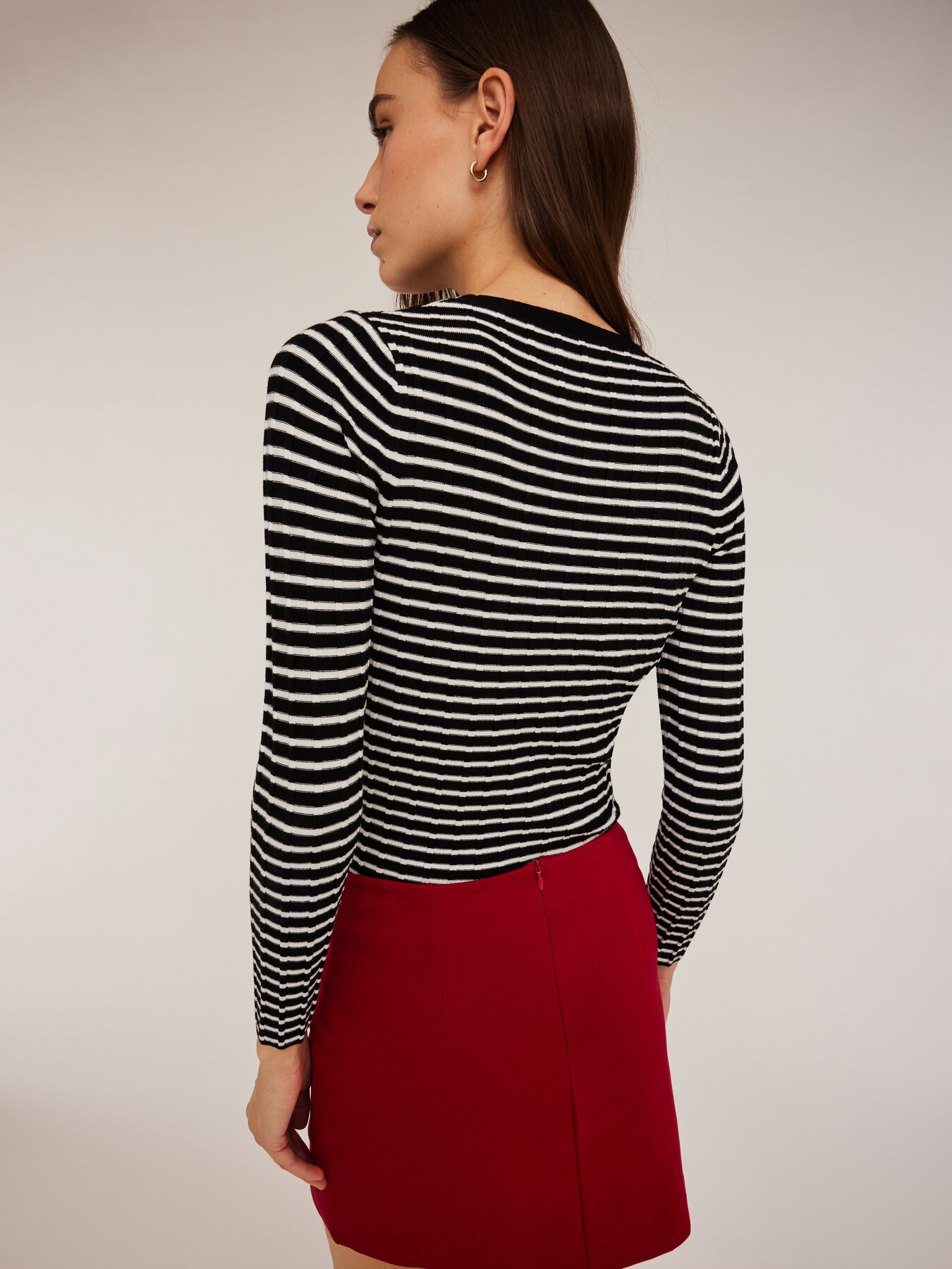 Su&eacute;ter de canal&eacute; tridimensional con escote de pico image number 1