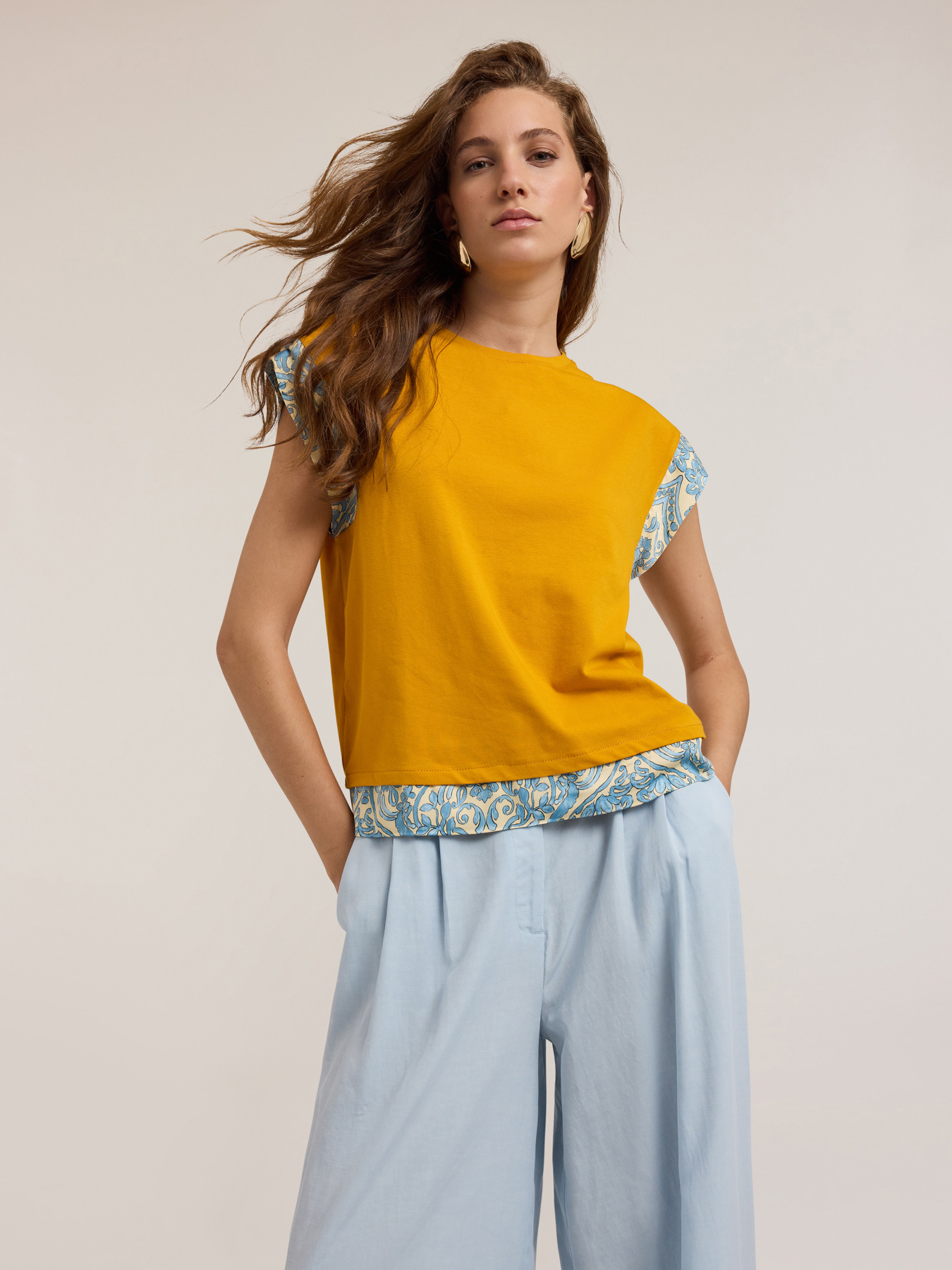 Camiseta con bordes estampados image number 0