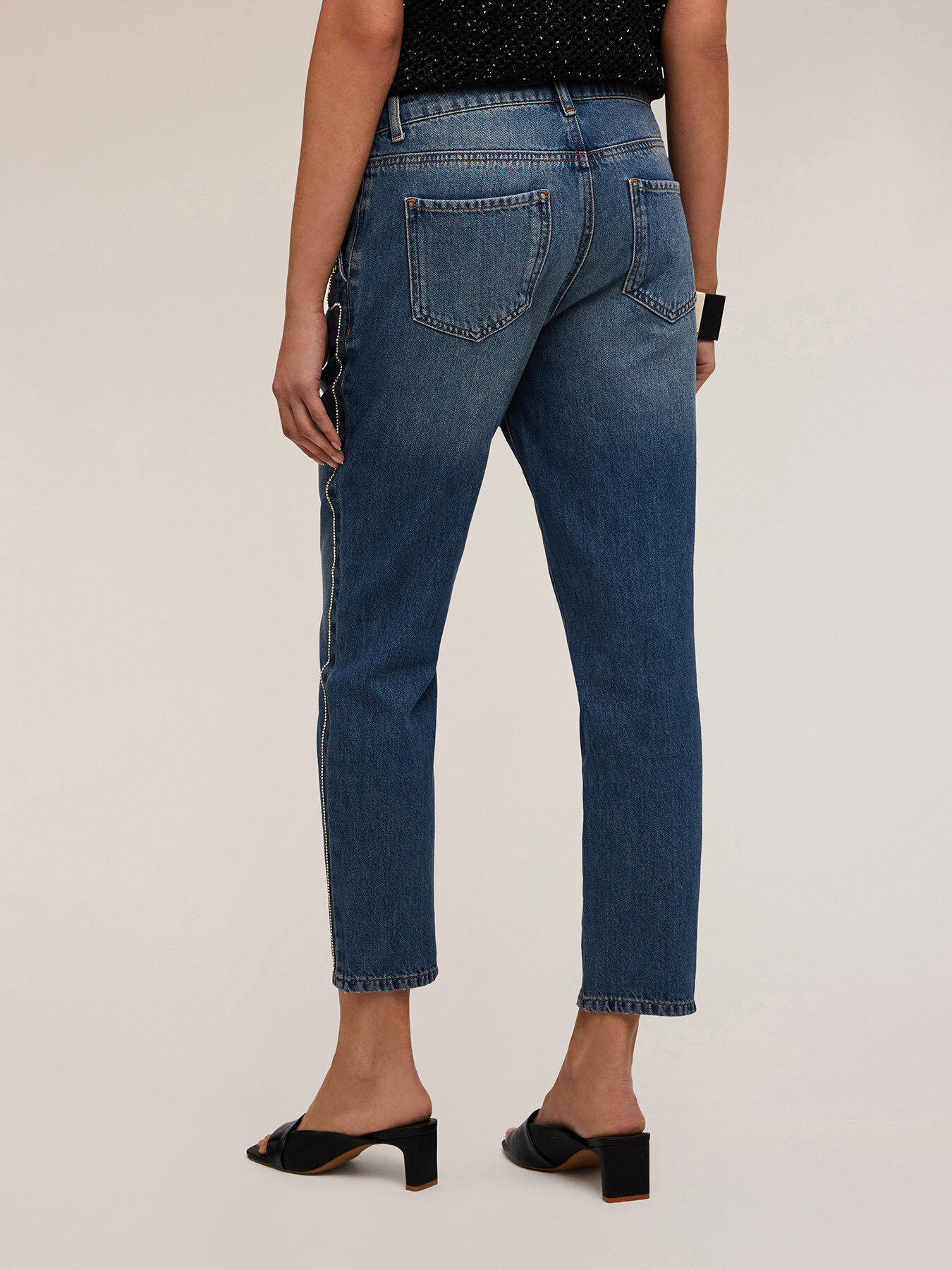 Jean avec d&eacute;tail de boutons et cha&icirc;ne m&eacute;tallique image number 1