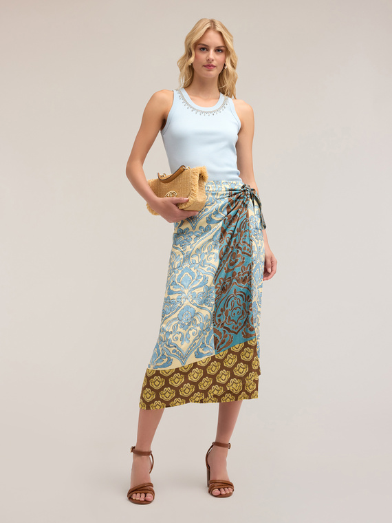 Ethnischer Print-Rock mit Pareo