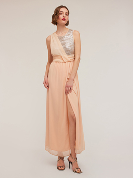 Robe longue p&eacute;plum avec corsage enti&egrave;rement brod&eacute; de paillettes