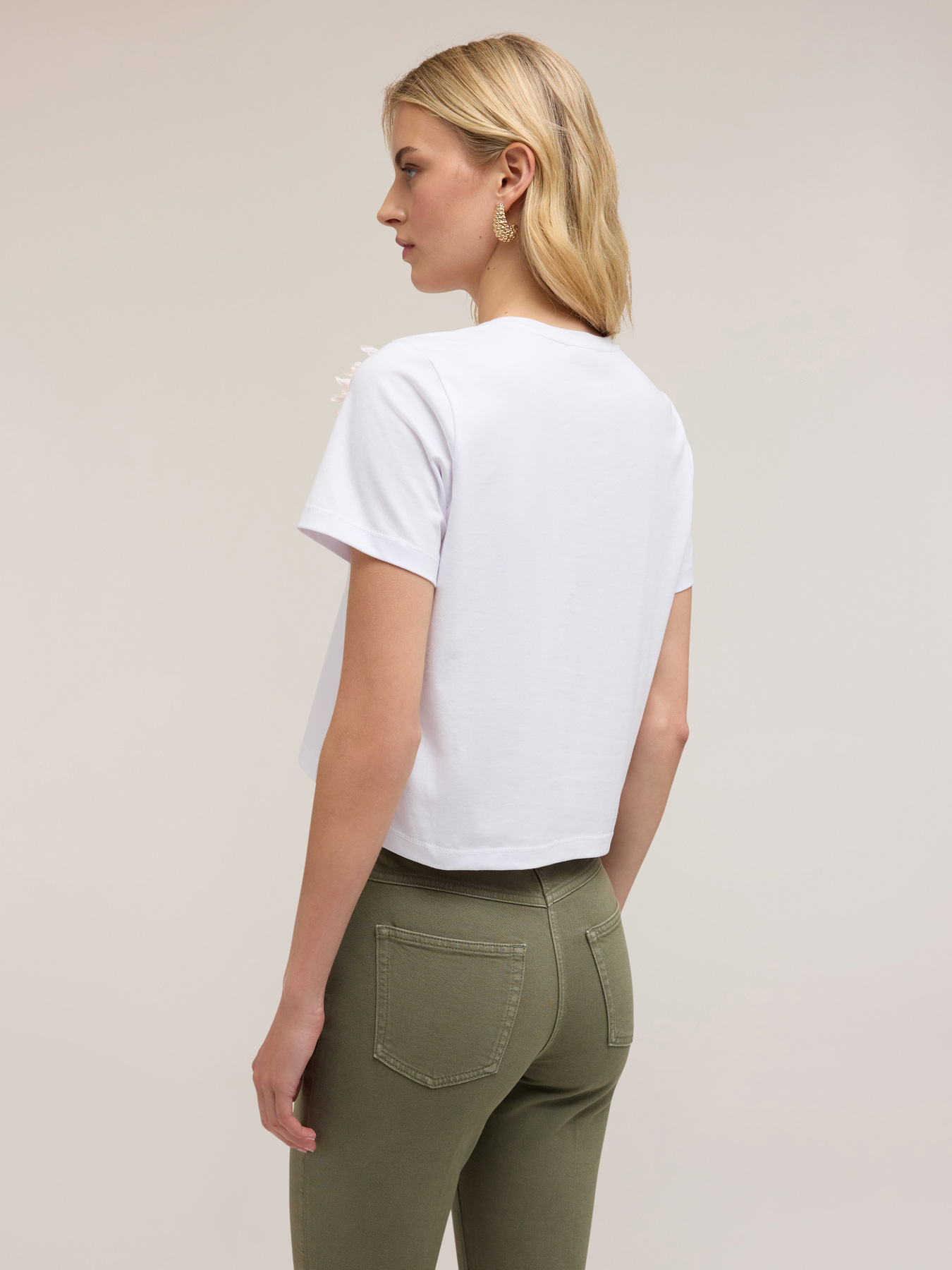 Camiseta boxy con broche de flor image number 1