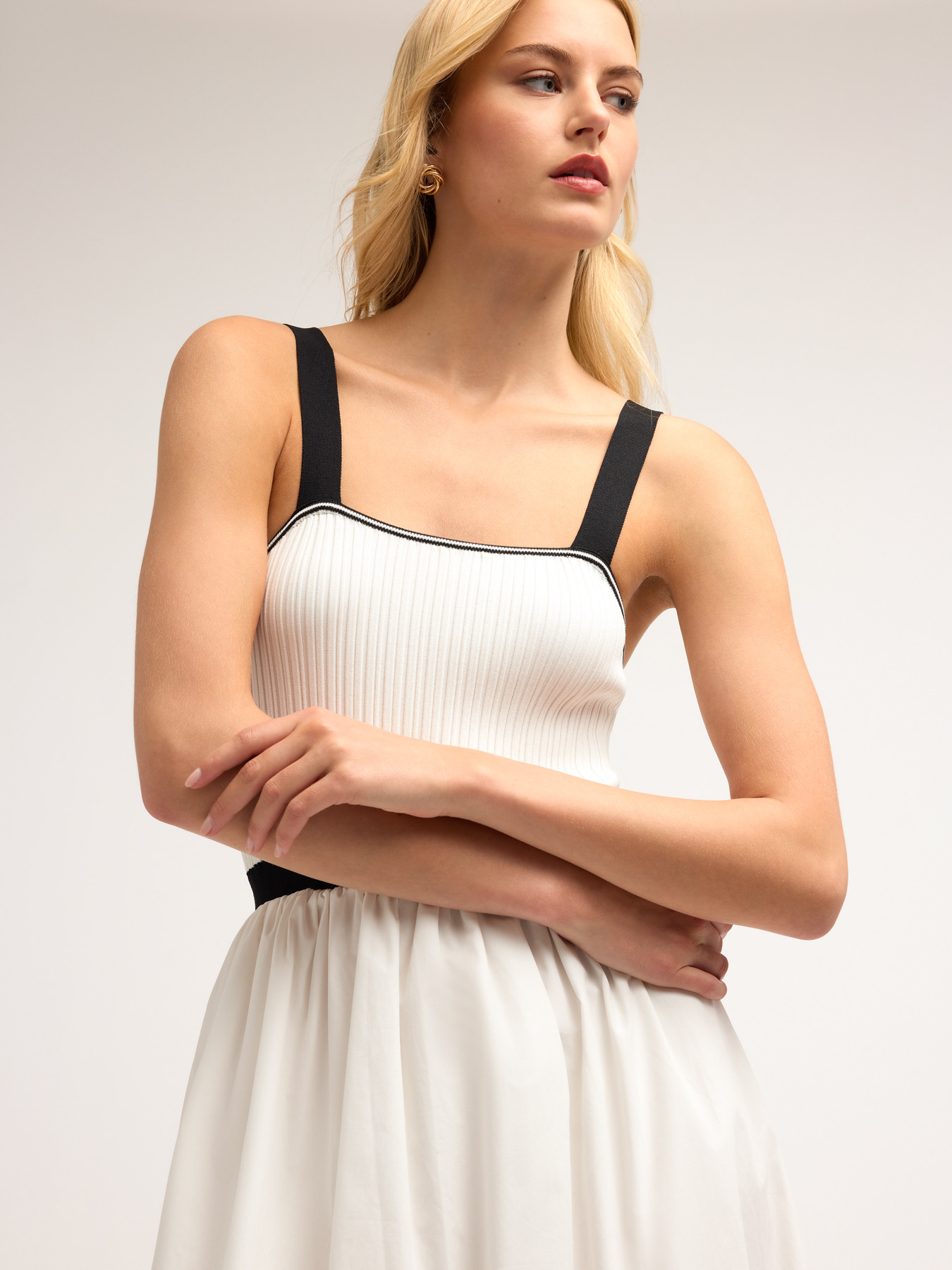 Vestido bimaterial con falda circular image number 2