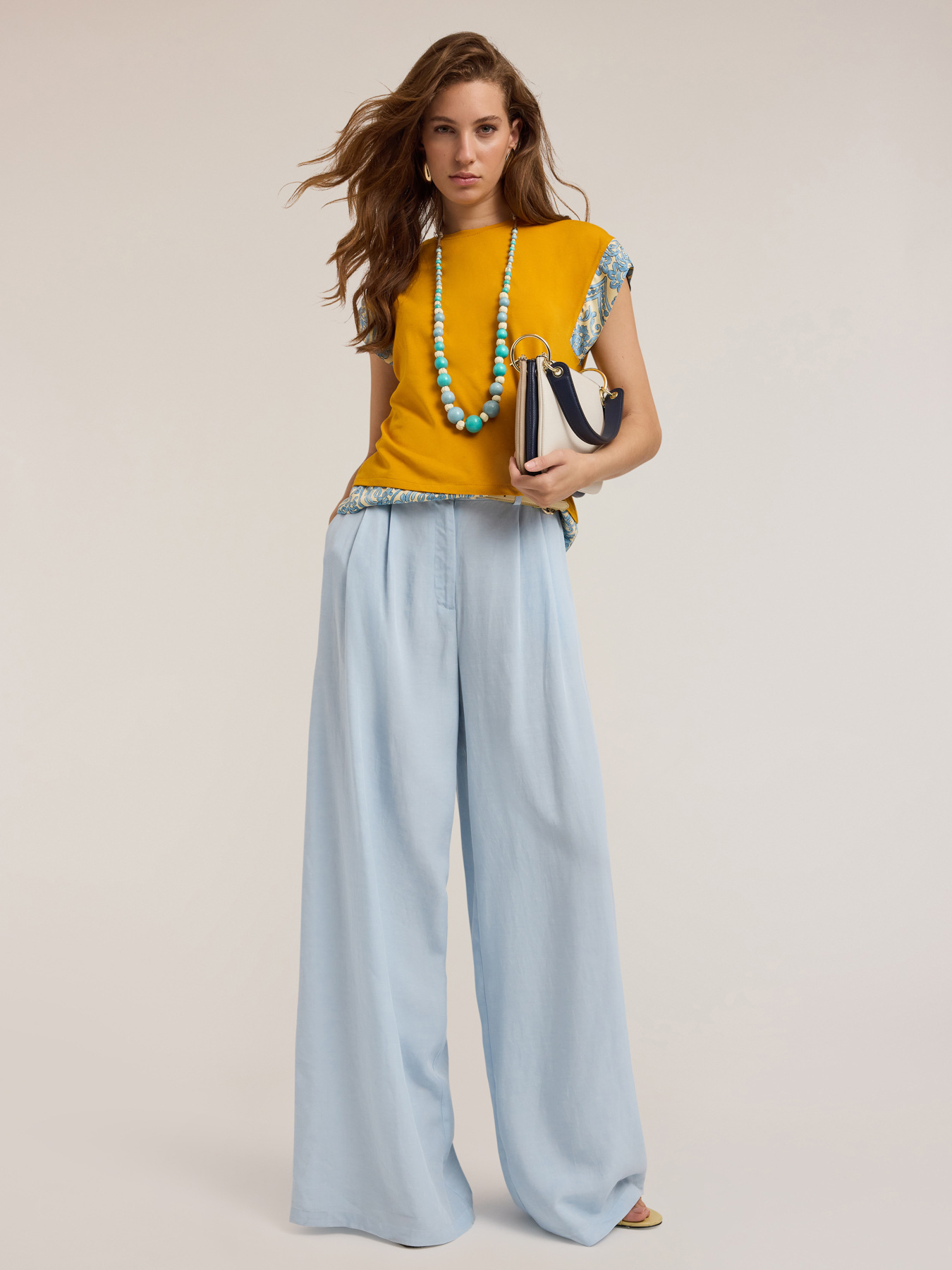 Camiseta con bordes estampados image number 3