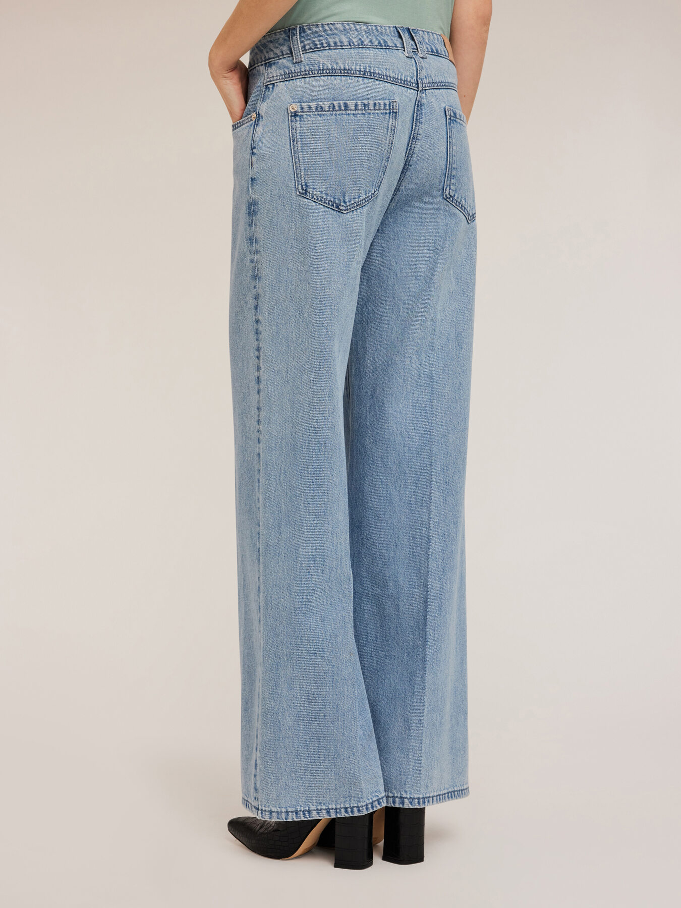 Jean jambe large bleu clair image number 1