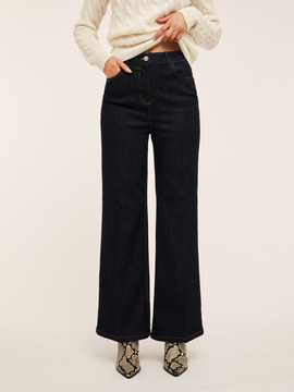 Lila model wide leg jeans